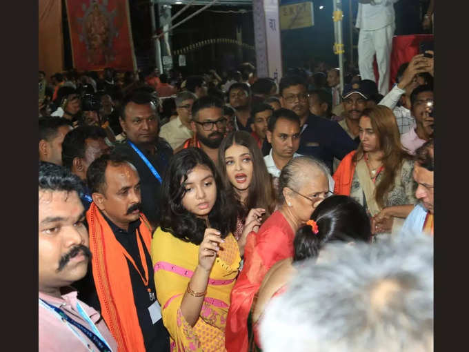 Aishwarya Rai With Mom & Daughter  at GSB Ganpati Darshan (1)