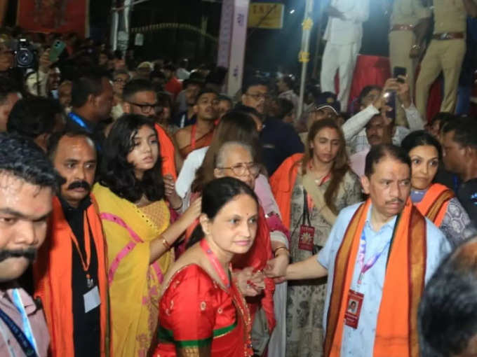 Aishwarya Rai With Mom & Daughter  at GSB Ganpati Darshan