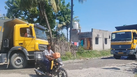 கனரக வாகனங்களால் குண்டும்  குழியுமாக மாறிய சாலைகள்; காஞ்சிபுரம் மாவட்ட நிர்வாகம் சாலையை சீரமைத்து தர பொதுமக்கள் கோரிக்கை!