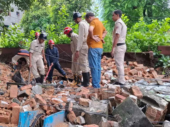 मौके पर राहत, बचाव टीम पहुंची