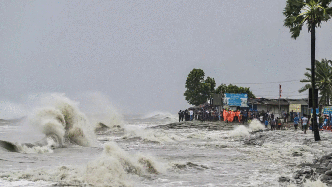 ​नदी का विकराल रूप देख पहले एक पल डरे​