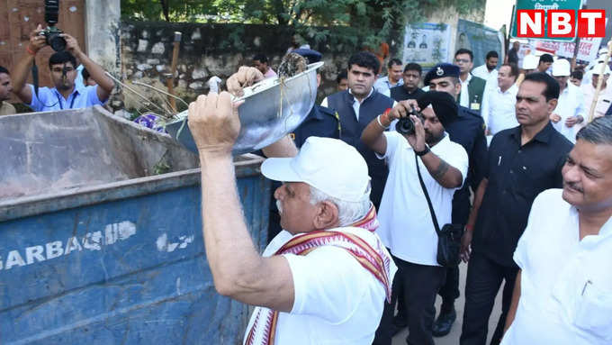 <strong>​खट्टर ने साफ सफाई बाद पौधारोपण भी किया</strong>​