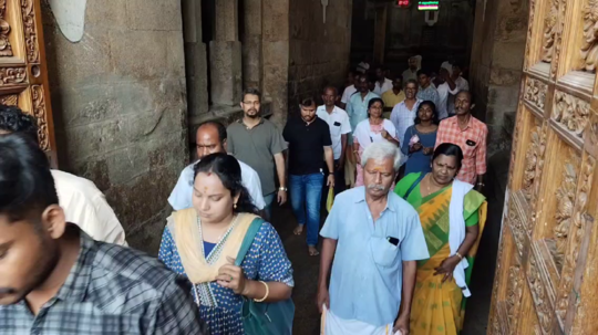 புரட்டாசி முதல் சனிக்கிழமையை முன்னிட்டு ஸ்ரீரங்கம் அரங்கநாதர் சுவாமி கோவிலில் ஆயிரக்கணக்கான மக்கள் சாமி தரிசனம்!