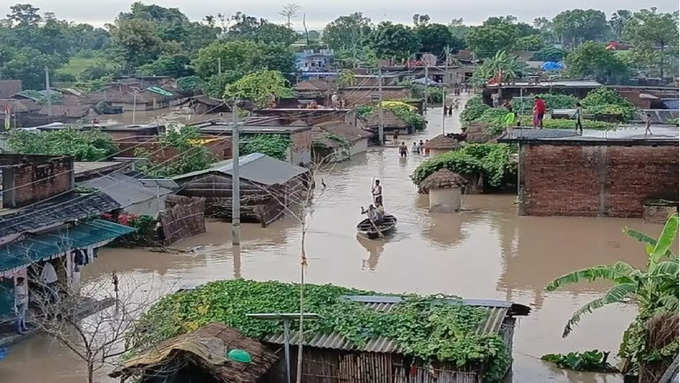 गांवों की सड़कों पर चल रहे हैं नाव