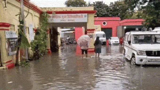 गोरखपुर में बाढ़ जैसे हालात