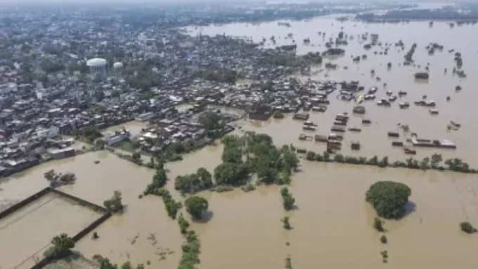 बस्ती तक भीषण बाढ़ जैसे हालात