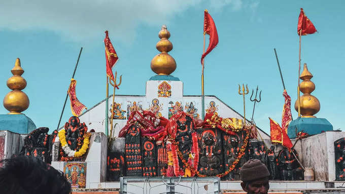 When does the temple open during Navratri Aarti timings on Navratri