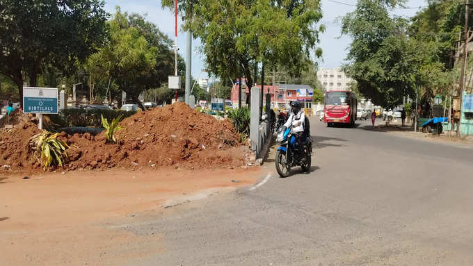 போலீசார் சார்பில் பேரி கேடுகளை பயன்படுத்தி தற்காலிகமாக  ரவுண்டானா 