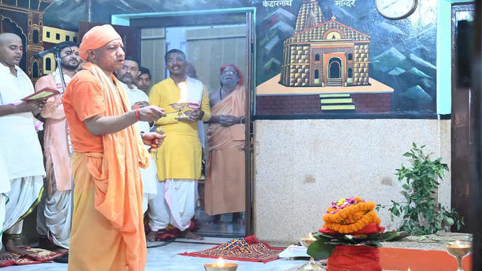 गोरखनाथ मंदिर शक्तिपीठ में कलश स्थापना के बाद आरती करते सीएम योगी