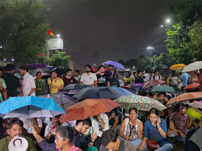 অবস্থানে বসলেন জুনিয়র ডাক্তাররা অবস্থানে বসলেন জুনিয়র ডাক্তাররা