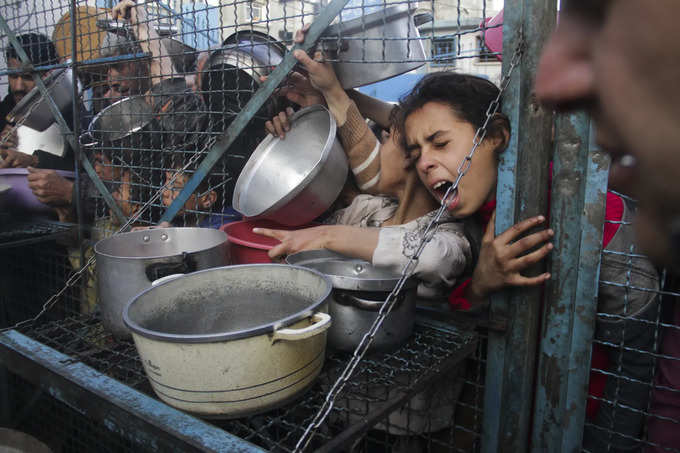 UN food agency intensifies calls for Gaza cease-fire after staff come under fire