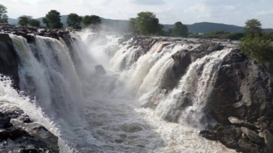 ஒகேனக்கலில் சீறிப்பாயும் தண்ணீர்... மாவட்ட நிர்வாகம் போட்ட அதிரடி உத்தரவு!