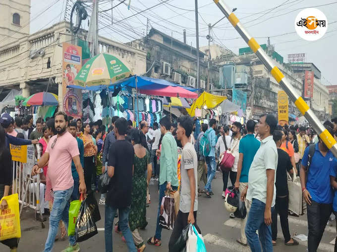 দোকানদারদের মুখেও চওড়া হাসি