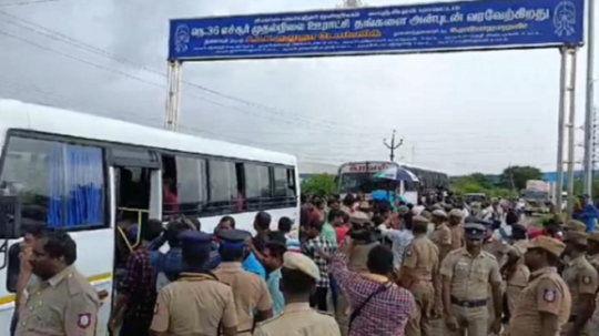 கொட்டும் மழையிலும் தொடரும்  போராட்டம்....சாம்சங் ஊழியர்கள் கைது!