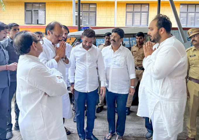 Ajit Pawar at Meeta Zeeshan Siddiqui: अजित पवार यांनी कुपर रुग्णालयात बाबा सिद्दिकी यांचे पूत्र आ झिशान सिद्दीकी घेतली सांत्वनपर भेट