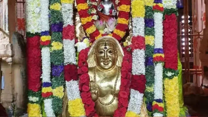 ராகவேந்திரரை தரிசிக்க வந்த ஜோதிடர்கள் :