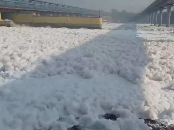 यमुना में सफेद झाग की ये तस्वीरें शुक्रवार को कलिंदी कुंज इलाके में सामने आई। उधर दिल्ली में वायु प्रदूषण का स्तर फिर से बढ़ने लगा है।