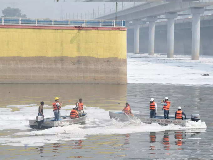 कई नावों का किया जा रहा इस्तेमाल