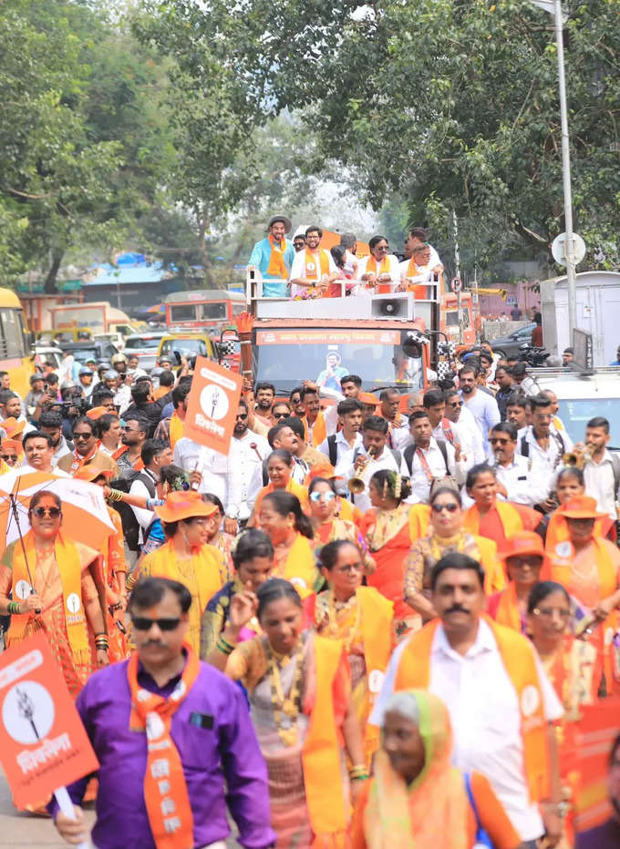 गाजत-वाजत आदित्य ठाकरेंनी भरला उमेदवारी अर्ज