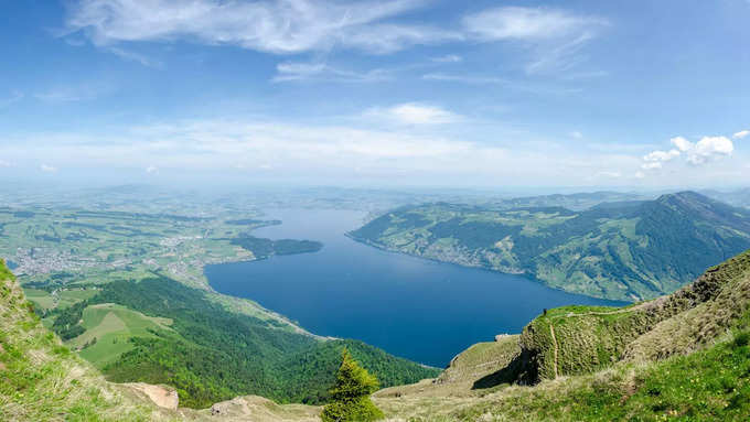 स्विस आल्प्स में है एक खूबसूरत झील