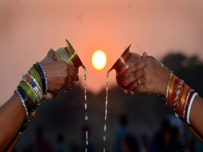 मासिक के दौरान व्रती महिला की जगह कोई और दे सकता है अर्ध्य