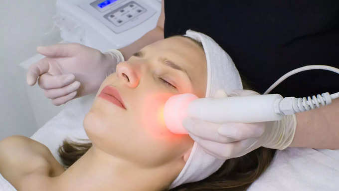 <strong>சருமத்துக்கு செய்யும்  LED Light Therapy   என்றால் என்ன?</strong>