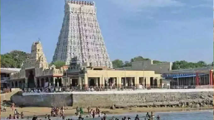 ராஜகோபுர கதவுகள் அடைக்கப்பட்டிருக்க காரணம் :