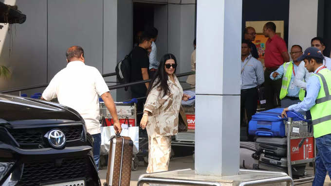 Deepika Padukone Spotted With Dua At Mumbai Airport