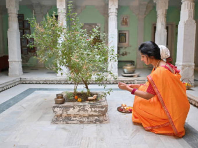 तुलसी विवाह के समय मंगल गीत और विवाह गीत गाने चाहिए