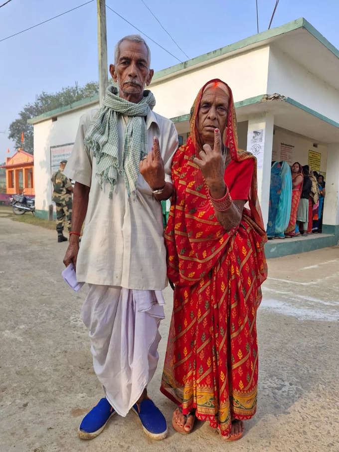 सुबह की खूबसूरत तस्वीर, दंपती ने वोट कर फर्ज निभाया