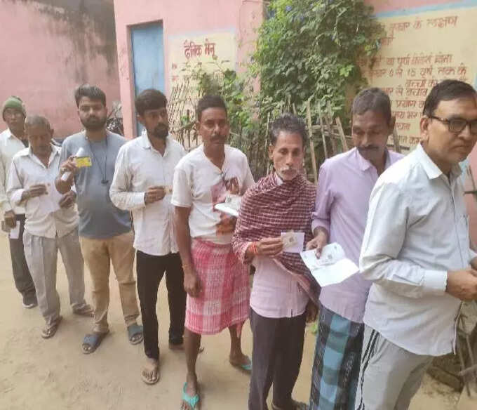 Belaganj By-Election 2024 Live: बेलागंज में खिरियावां पंचायत मतदान केंद्र पर सुबह से ही मतदाताओं की लगी लाइन