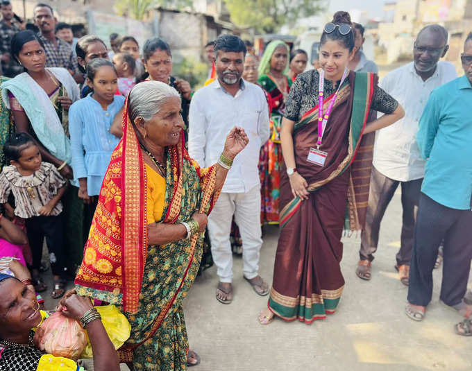 మహారాష్ట్రలో స్మితా సబర్వాల్.. అక్కడ కూడా మేడం క్రేజ్ మామూలుగా లేదుగా..!