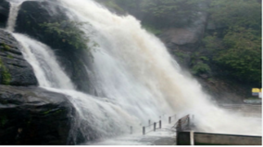 குற்றால அருவியில்  தண்ணீர் ஆர்பரிப்பு;  சுற்றுலா பயணிகள் குளிக்க தடை!