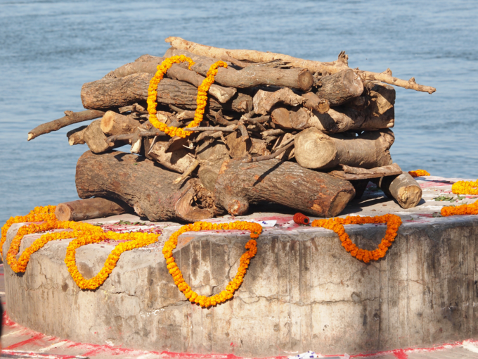 चिता पर लिटाते ही उठ बैठा मृत व्यक्ति