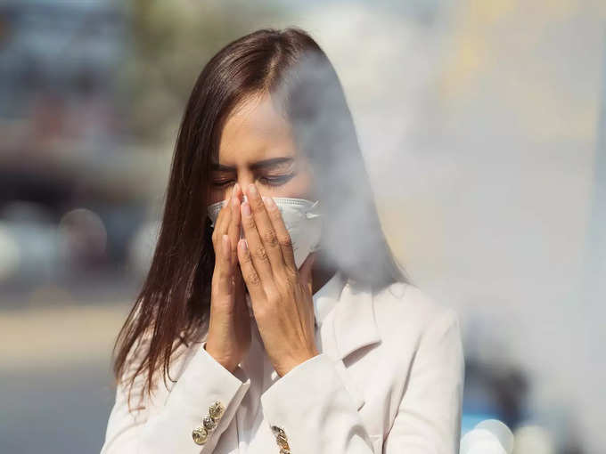 girl with mask in pollution