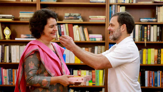 बहन प्रियंका को मिठाई खिलाते राहुल गांधी बहन प्रियंका को मिठाई खिलाते राहुल गांधी