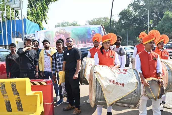 Allu Arjun and Rashmika Mandanna welcomed with dhol