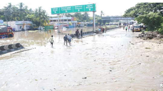 சேலம் பெங்களூரு தேசிய நெடுஞ்சாலையில் வெள்ளநீர் பெருக்கெடுத்து ஓடுகிறது.... நீரில் வாகனங்கள் தத்தளிப்பு!