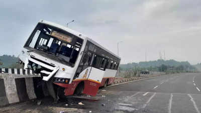 विद्यार्थी गाढ झोपेत, चालकाचा ताबा सुटला, सहलीला गेलेल्या बसचा भीषण अपघात; अन्...