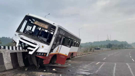 Sindhudurg bus Accident : विद्यार्थी गाढ झोपेत, चालकाचा ताबा सुटला, सहलीला गेलेल्या बसचा भीषण अपघात; अन्...