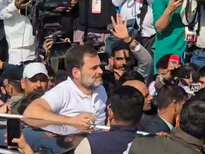 गाड़ी से निकले राहुल