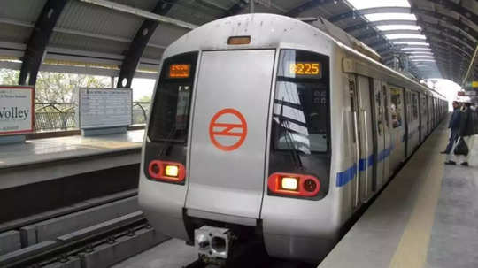 Delhi Metro: अशी रडवते मेट्रो मावशी!