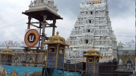 திருப்பதி பக்தர்கள் முதலில் தாயார், பிறகு ஏழுமலையானை வழிபட வேண்டும் என சொல்ல காரணம் தெரியுமா?