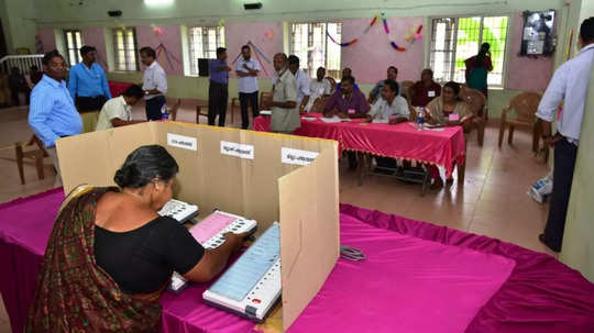 Kerala Local Body By Election: 31 തദ്ദേശവാർഡുകളിൽ ഇന്ന് ഉപതെരഞ്ഞെടുപ്പ്; മഷി പുരട്ടുക വോട്ടറുടെ ഇടതു നടുവിരലിൽ, വോട്ടെണ്ണൽ നാളെ