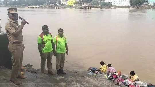 தடையை மீறி  தாமிரபரணி ஆற்றில் துணி துவைத்த பெண்கள்... எச்சரிக்கை விடுத்தும் அலட்சியம்!