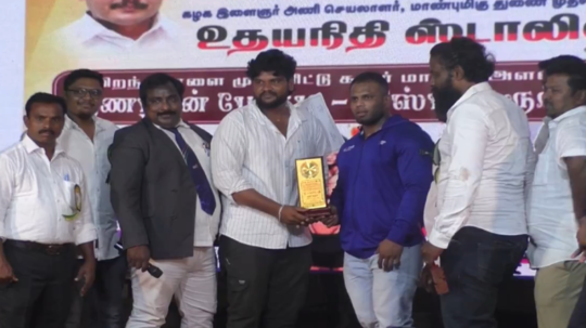 துணை முதலமைச்சர் உதயநிதி ஸ்டாலின் பிறந்தநாள் விழாவில் விஜய் பாடல்கள்.... குத்தாட்டம் போட்ட கரூர்  இளைஞர்கள்!