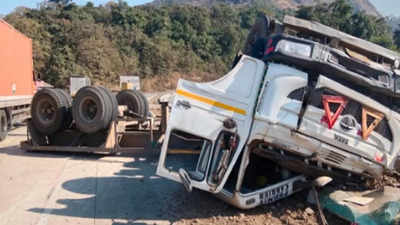 भरधाव ट्रेलर दुभाजकाला धडकला, पलटी होऊन घसरत गेला, चालकाचा केबिनमध्ये दबून मृत्यू