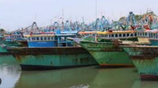 மீனவர்களின் கவனத்திற்கு; மறு அறிவிப்பு வரும் வரை மீன்பிடிக்க செல்ல வேண்டாம் மீன்வளத் துறையினர் உத்தரவு!