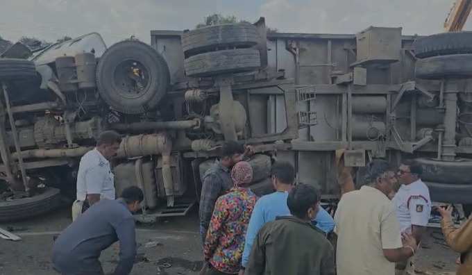 बंगळुरुजवळ कार आणि कंटेनरचा भीषण अपघात, महाराष्ट्रातील एकाच कुटुंबातील सहा जणांचा मृत्यू 