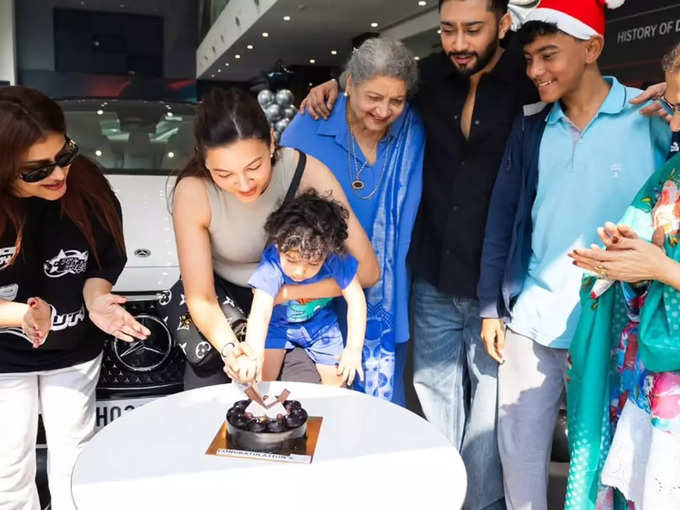 gauahar-khan-cuts-cake